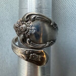 VTG WM. A.Rogers Oneida Silver plate Spoon Ring embossed floral Sz 7 Cottagecore